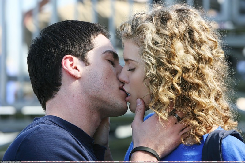 Мужчины и женщины, считающие себя красивыми, целуются чаще других