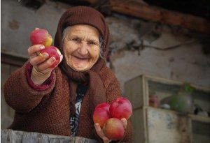пожилые люди добрее и щедрее